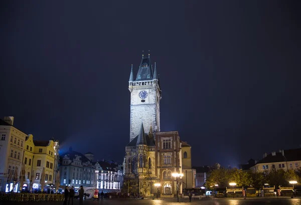 Oude binnenstad in Praag (Nachtzicht), uitzicht vanaf het Oude Stadsplein, Tsjechië — Stockfoto