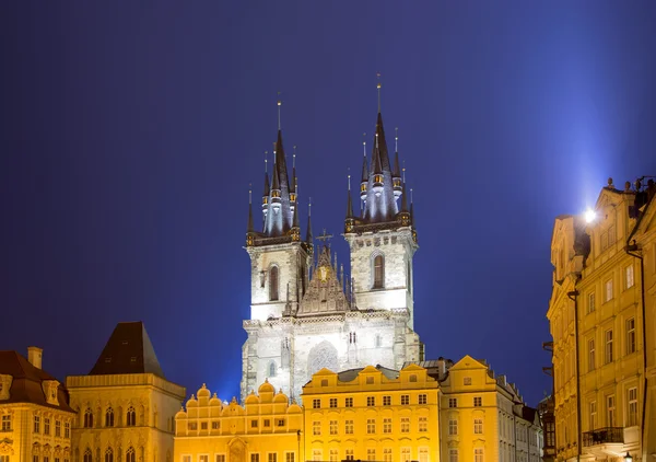 Illuminazioni notturne della fiaba Chiesa di Nostra Signora Tyn (1365) nella Magica città di Praga, Repubblica Ceca — Foto Stock
