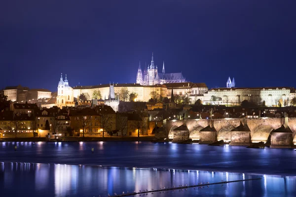 Rio Vltava, Ponte Carlos (Ponte de Pedra, Ponte de Praga) e Catedral de São Vito à noite. Praga. República Checa — Fotografia de Stock