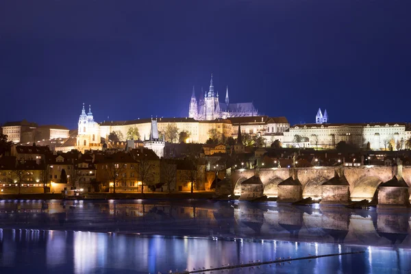 Rio Vltava, Ponte Carlos (Ponte de Pedra, Ponte de Praga) e Catedral de São Vito à noite. Praga. República Checa — Fotografia de Stock