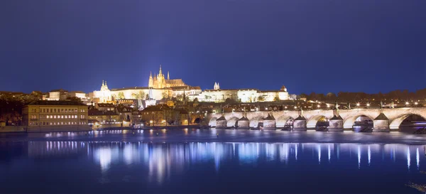 ヴルタヴァ川、カレル橋(石の橋、プラハ橋)と聖ヴィート大聖堂の夜。プラハだ。Czech Republic - — ストック写真
