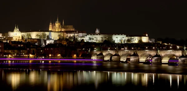 Rio Vltava, Ponte Carlos (Ponte de Pedra, Ponte de Praga) e Catedral de São Vito à noite. Praga. República Checa — Fotografia de Stock