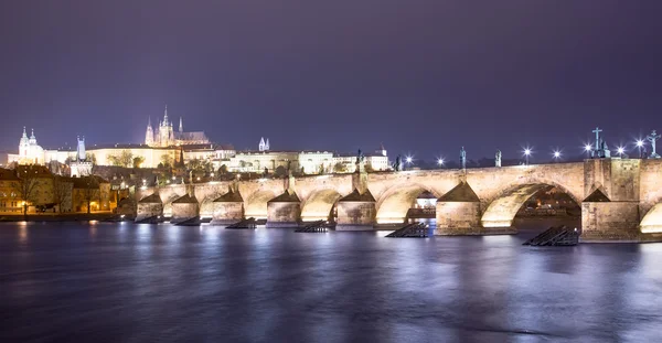 Rio Vltava, Ponte Carlos (Ponte de Pedra, Ponte de Praga) e Catedral de São Vito à noite. Praga. República Checa — Fotografia de Stock