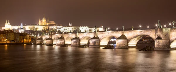 Rio Vltava, Ponte Carlos (Ponte de Pedra, Ponte de Praga) e Catedral de São Vito à noite. Praga. República Checa — Fotografia de Stock