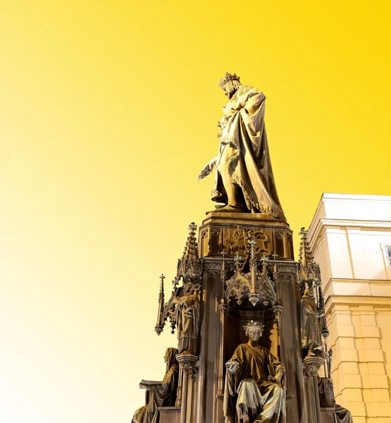 Nacht uitzicht van standbeeld op de Karelsbrug in Praag, Tsjechië — Stockfoto