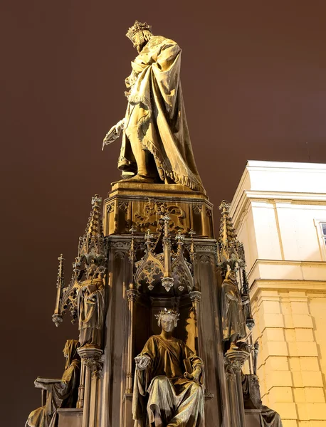 Nachtansicht der Statue auf der Karlsbrücke in Prag, Tschechische Republik — Stockfoto