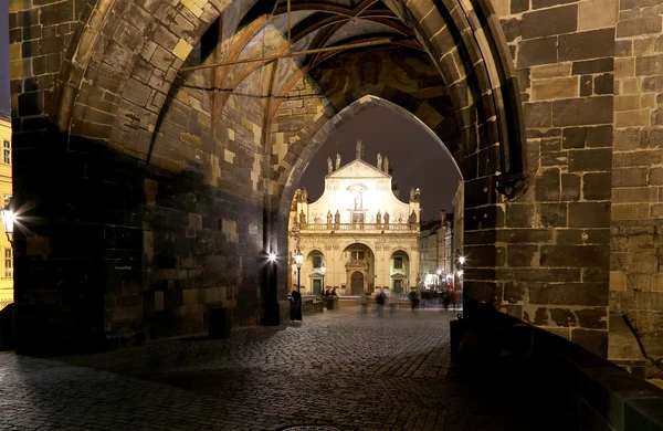 Natt syn på Karlsbron i Prag, Tjeckien — Stockfoto