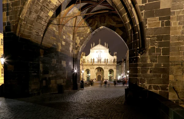 Vista nocturna del puente de Carlos en Praga, República Checa —  Fotos de Stock