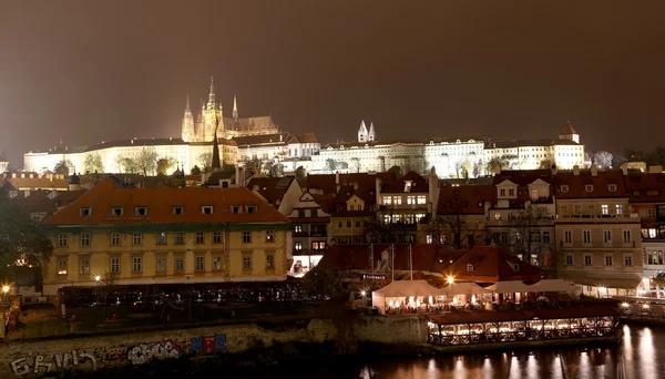 Ночной вид на Прагу, Чешская Республика: Градчане, замок и собор Святого Вита — стоковое фото
