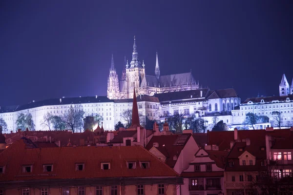 Vista notturna di Praga, Repubblica Ceca: Hradcany, castello e Cattedrale di San Vito — Foto Stock