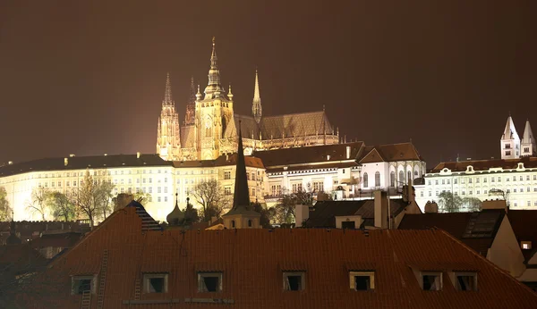 Nacht uitzicht van Praag, Tsjechische Republiek: Hradcany, kasteel en St. Vitus Cathedral — Stockfoto