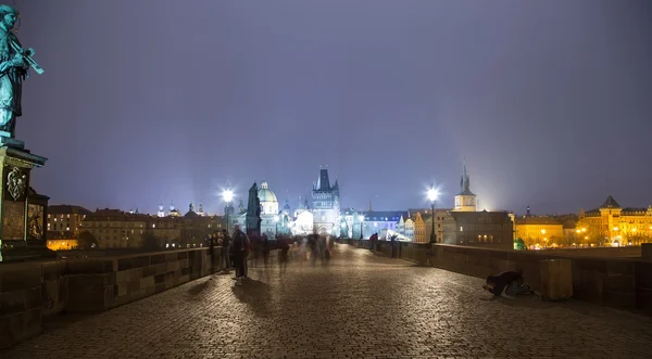 Nacht uitzicht op de Karelsbrug in Praag, Tsjechië — Stockfoto