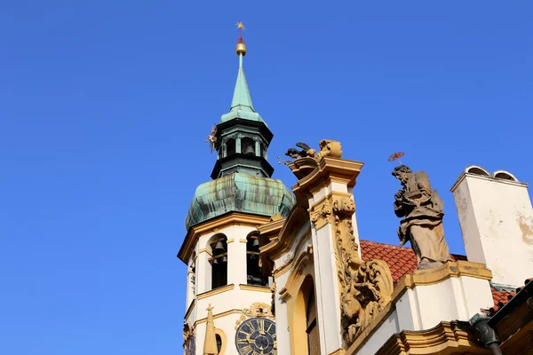Loreta--en stor kultplats i Hradcany, ett distrikt i Prag, Tjeckien — Stockfoto