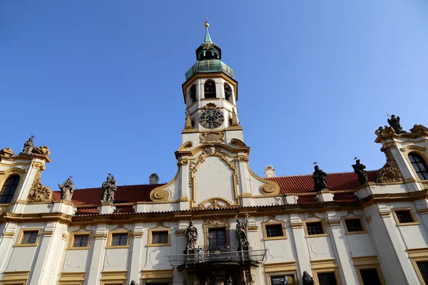 Loreta--en stor kultplats i Hradcany, ett distrikt i Prag, Tjeckien — Stockfoto