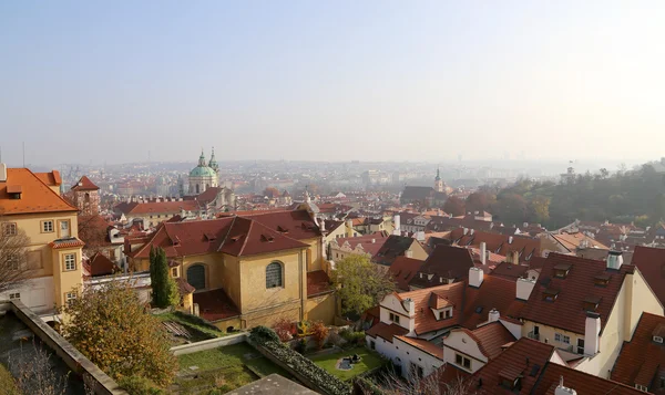 Stadsgezicht van Praag van bovenaf, Tsjechië — Stockfoto