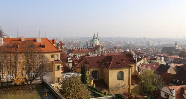 Stadsgezicht van Praag van bovenaf, Tsjechië — Stockfoto