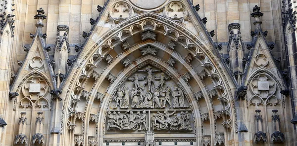 St. Vitus-katedralen (katolsk katedral) i Prags slott, Tjeckien — Stockfoto