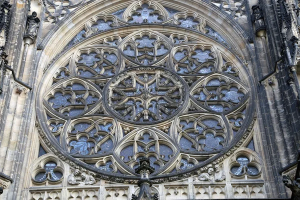 St. Vitus-katedralen (katolsk katedral) i Prags slott, Tjeckien — Stockfoto