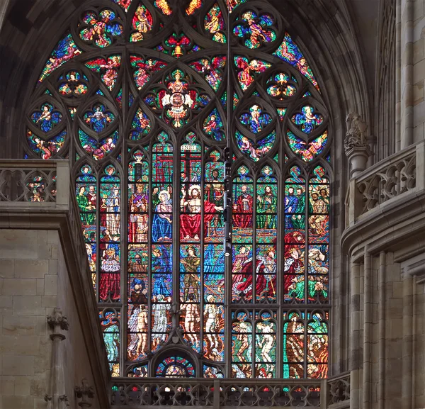 Art Nouveau pintor Alfons Mucha vitral na Catedral de São Vito, Praga, República Checa — Fotografia de Stock