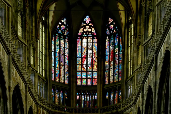 Art Nouveau pintor Alfons Mucha vitral na Catedral de São Vito, Praga, República Checa — Fotografia de Stock