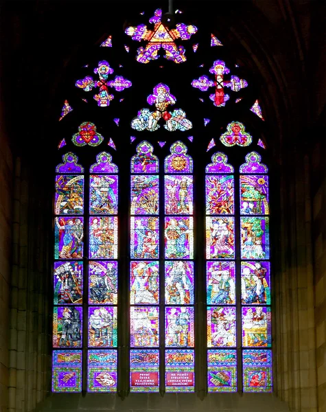 Художник в стиле модерн Альфонс Муха витражи окно в соборе Святого Вита, Прага, Чехия — стоковое фото