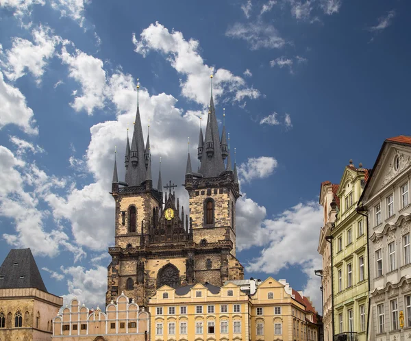 Gotiska kyrkan av Guds moder framför Tyn i gamla stans torg i Prag, Tjeckien — Stockfoto