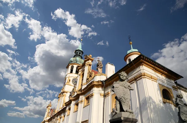 Loreta--een bestemming voor een grote bedevaart in Hradcany, een district van Praag, Tsjechië — Stockfoto