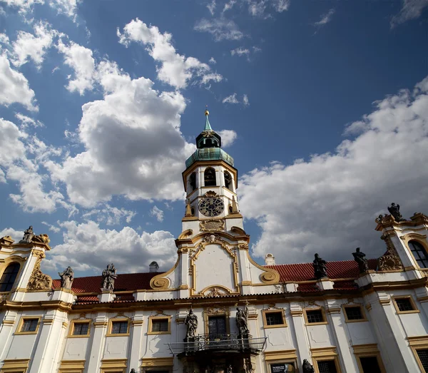 Loreta--en stor kultplats i Hradcany, ett distrikt i Prag, Tjeckien — Stockfoto