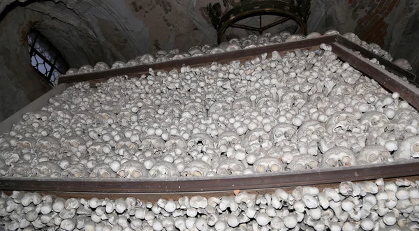 Sedlec Ossuary é uma pequena capela católica romana, localizada sob a Igreja do Cemitério de Todos os Santos em Sedlec, um subúrbio de Kutna Hora, na República Tcheca. — Fotografia de Stock