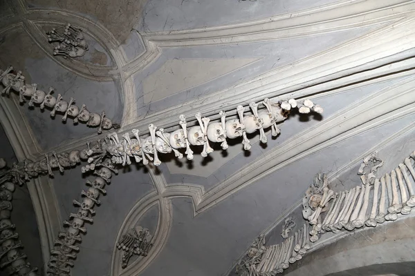 KUTNA HORA, REPÚBLICA CHECA - 15 DE NOVIEMBRE DE 2014: Sedlec Ossuary es una pequeña capilla católica, ubicada debajo de la Iglesia Cementerio de Todos los Santos en Sedlec, un suburbio de Kutna Hora en la República Checa — Foto de Stock