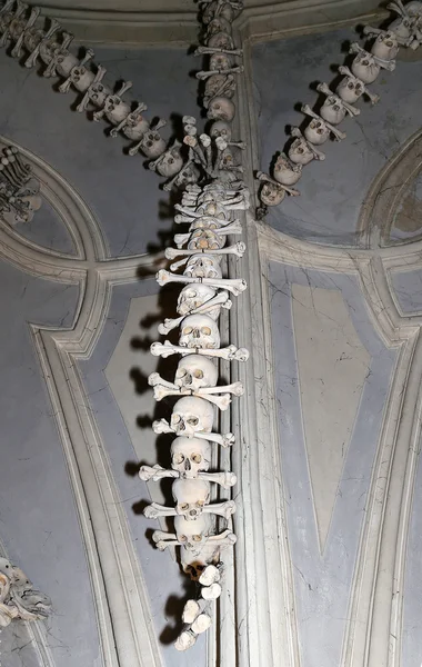 Kaplica czaszek jest mała kaplica rzymsko-katolicka, znajdujące się pod cmentarz Kościoła wszystkich świętych w Sedlec, przedmieście Kutnej Hory w Republice Czeskiej — Zdjęcie stockowe