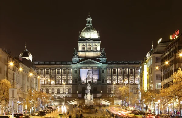 PRAGA, REPÚBLICA CHECA 15 DE NOVIEMBRE DE 2014: Vista nocturna de la Plaza Wenceslao en la Ciudad Nueva de Praga, República Checa — Foto de Stock