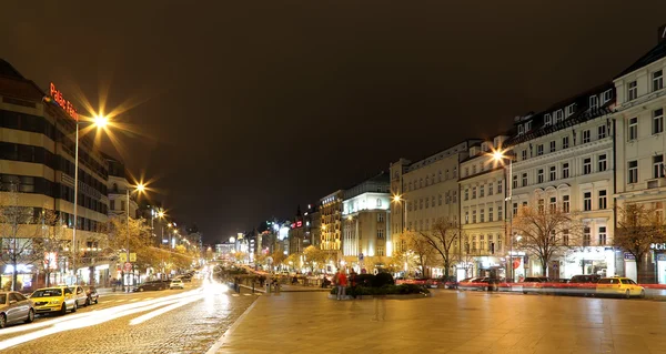 ПЕГУЕ, ЧЕШСКАЯ РЕСПУБЛИКА - 15 ноября 2014 года: Ночной вид на Венцеславскую площадь в Новом городе Пюге, Чехия — стоковое фото