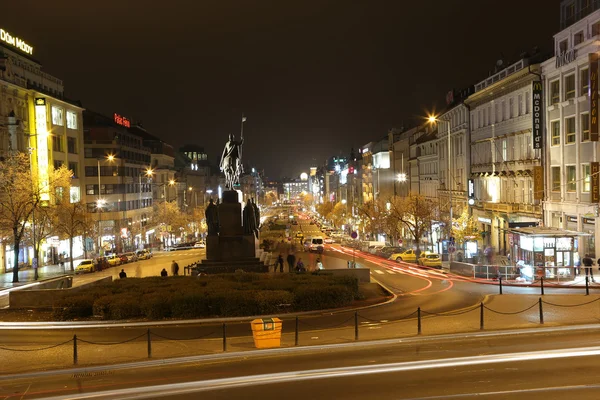 Prague, Tjeckien - 15 November, 2014: natt syn på Vaclavplatsen i den nya staden i Prag, Tjeckien — Stockfoto