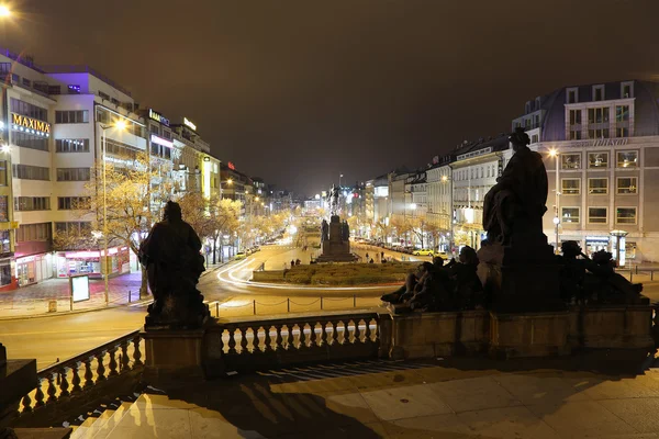 PRAGA, REPÚBLICA CHECA 15 DE NOVIEMBRE DE 2014: Vista nocturna de la Plaza Wenceslao en la Ciudad Nueva de Praga, República Checa — Foto de Stock