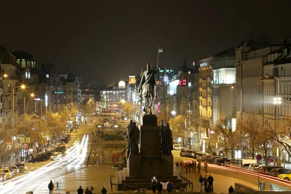 Prague, Tjeckien - 15 November, 2014: natt syn på Vaclavplatsen i den nya staden i Prag, Tjeckien — Stockfoto
