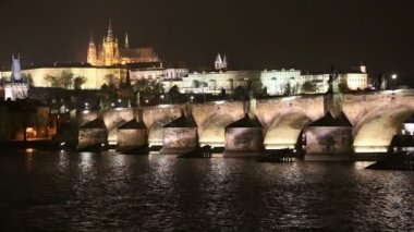 Charles Köprüsü (Stone Bridge, Prague köprü) ve gece St. Vitus Katedrali. Prag. Çek Cumhuriyeti