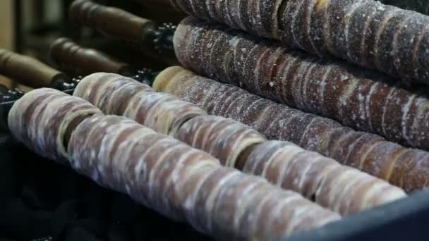 Rolou Pastries em um churrasco em Praga. Comida de rua chamada trdelnik — Vídeo de Stock