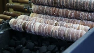 Prag'da bir Barbekü üzerinde rulo hamur işleri. Trdelnik olarak adlandırılan sokak gıda