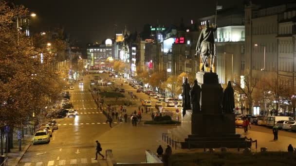 Vista noturna da Praça Venceslau na Cidade Nova de Praga, República Checa — Vídeo de Stock