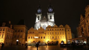 Çek Cumhuriyeti 'nin Prag kentindeki Leydi Tyn Kilisesi' nin (1365) gece vakti aydınlanması.