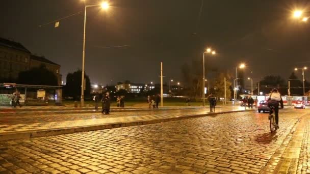 运动的电车和行人到布拉格，捷克共和国的夜生活 — 图库视频影像