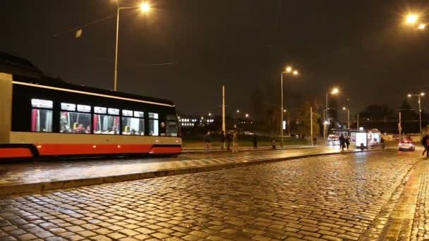 Circulation des tramways et des piétons vers la vie nocturne Prague, République tchèque — Video