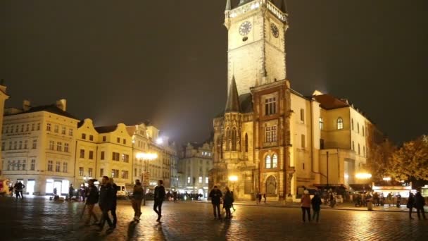 Prag 'daki eski belediye binası (Gece Manzarası), Çek Cumhuriyeti' nin Eski Şehir Meydanı manzarası — Stok video