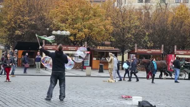 En man gör stora bubblor i Prag, Tjeckien. Street Art — Stockvideo
