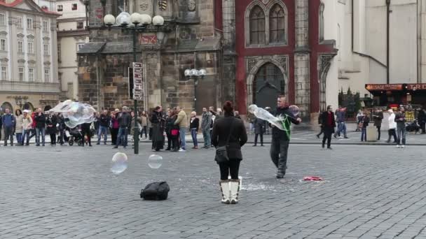 Een man doen enorme bubbels in Praag, Tsjechië. Street Art — Stockvideo