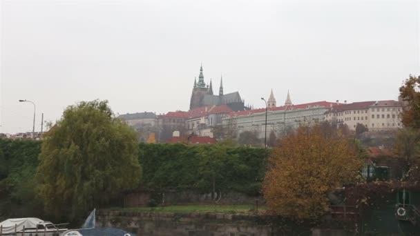 Widok Pragi z Vltava rzeka, Republika Czeska — Wideo stockowe