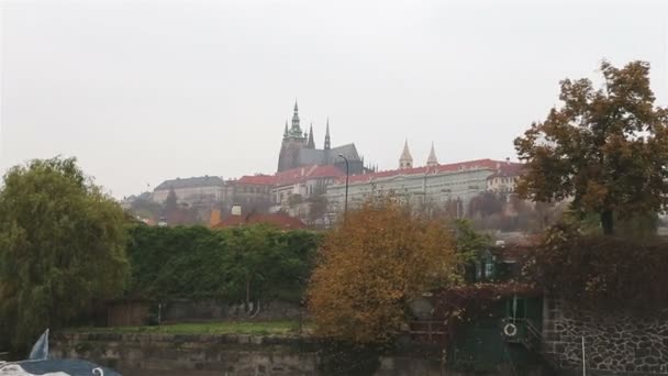 Θέα προς την Πράγα από Μολδάβα ποταμού, Δημοκρατία της Τσεχίας — Αρχείο Βίντεο
