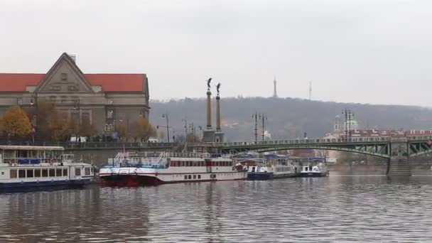 Weergave van Praag van de Vltava River, Tsjechische Republiek — Stockvideo