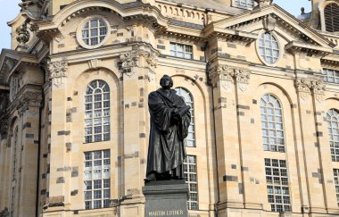 Dresden Frauenkirche (Almanca: Dresden Frauenkirche), Almanya 'nın Dresden şehrinde bulunan Lüteriyen kilisesi.
